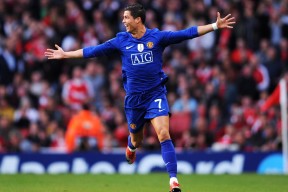 九游网页版-萨巴伦卡复出首秀出彩，阿森纳主场惊险密尔沃基雄鹿，豪取13连胜